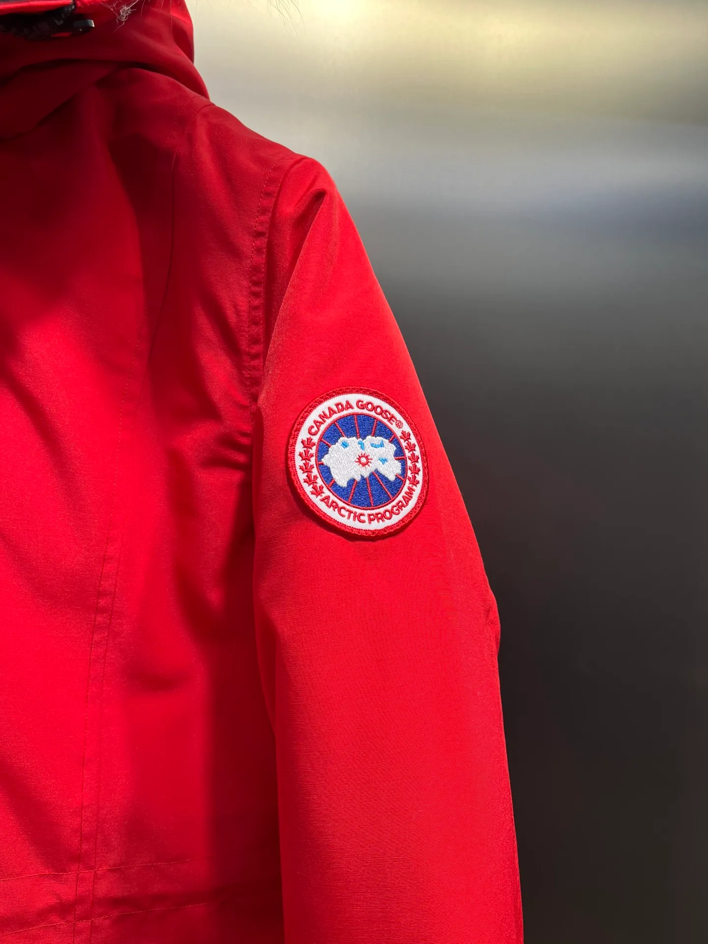 P860 Canada goose/Canada Goose 05 model 2580LA CANADA GOOSE/Canada Goose Rossclair parka women's down jacket, authentic original clothing molding, all accessories are custom-made from the original factory. This model is very unique. The zipper at the back can be opened to change into a dovetail style, with diagonal pockets and a layer of hidden pockets underneath. The official website has become a popular model. The softness and hardness of the fabric are compared with the genuine ones. It can be restored by kneading at will (fabric misunderstanding: fabrics with high hardness are not waterproof. Only those who buy the latest genuine version this year will notice the softness and comfort of the fabrics). The down is synchronized with the genuine white duck down. It is fluffy and not lumpy. The electronically controlled down charging machine is used to fill the zippers with customized genuine YKK zippers. High hardness and no lag. The fur collar is purchased from the same manufacturer as Wolf Hair. (Cooperative factory 2019 Canadian wolf skin auction and Big Goose official auction of wolf skin fur collars on the same site) All workmanship and wiring are controlled by workers with more than ten years of service. They must be horizontal and vertical, and are not crooked. The density of the inner wiring is more exquisite. Compare at will. Big goose label, collar label, washed label, hang tag, zipper rope, pocket label, back label, collar velvet, Velcro fasteners, all details of the cuffs are updated simultaneously with the original product, the best version, and the most complete color matching. The fighter in World 05 battles various world goods. Size: XS-XL